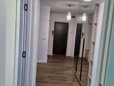 hol lung cu oglinda mare inchiriere apartament Sector 3 București